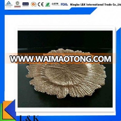 China fancy Price flower shape Customized colour new food serving elegant 13" reef gold glass charger plate